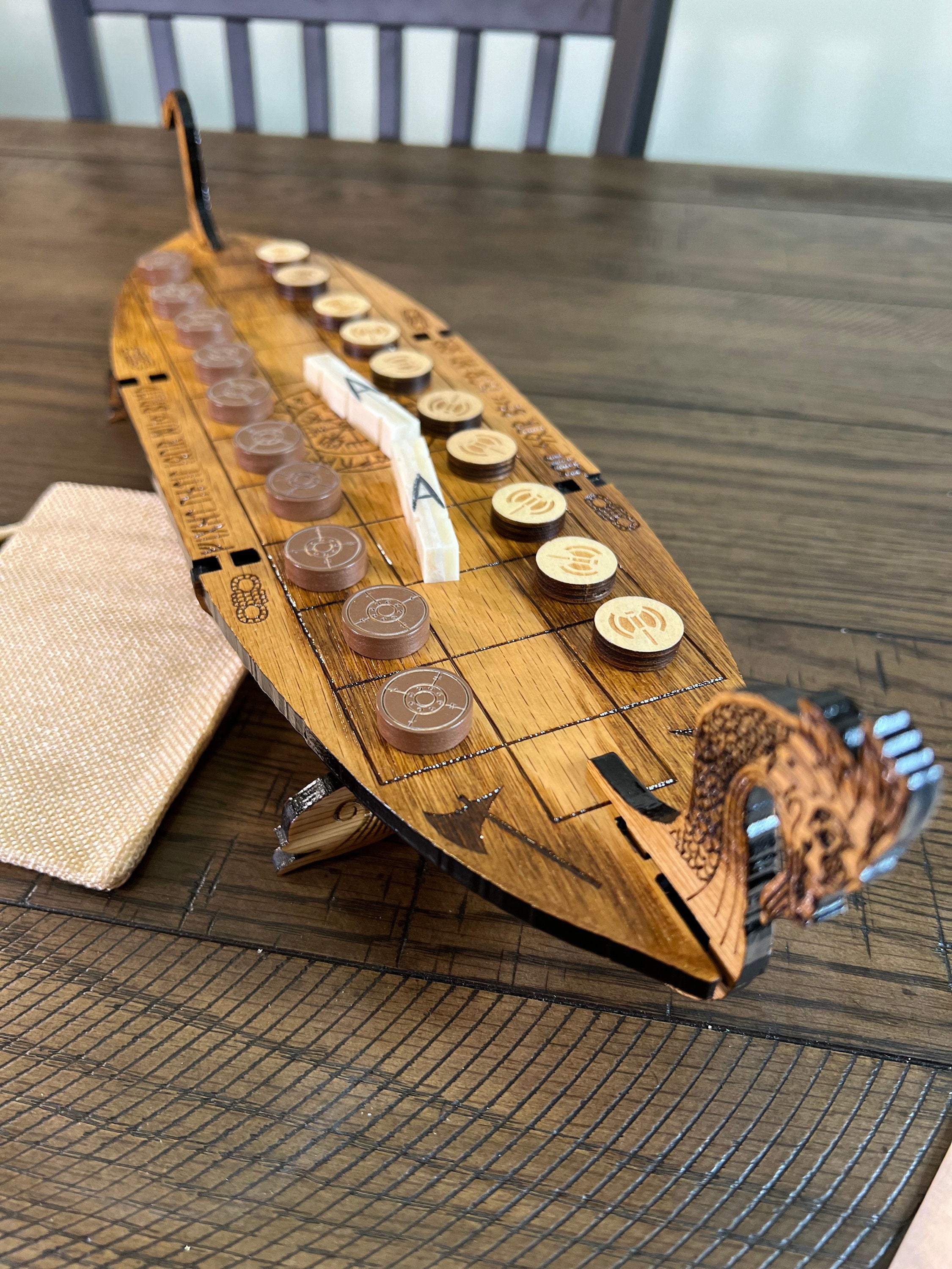 Daldos | Daldøs | Viking 'Running/Chase' Board Game | Bone Dice